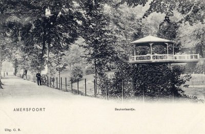 12832 Gezicht in het Beukenlaantje te Amersfoort uit het oosten; met rechts de muziektent van de Sociëteit Amicitia in ...